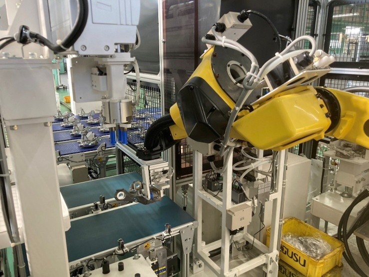 新設された全自動ラインは汎用機をロボットで脱着させることで柔軟な設計変更にも対応する
